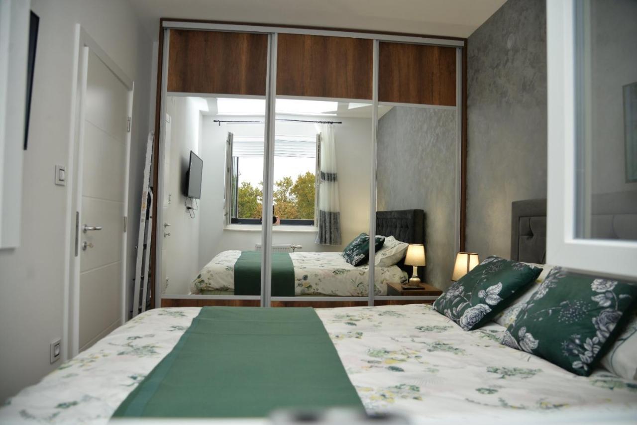Mirror Apartment With Private Parking Novi Sad Extérieur photo